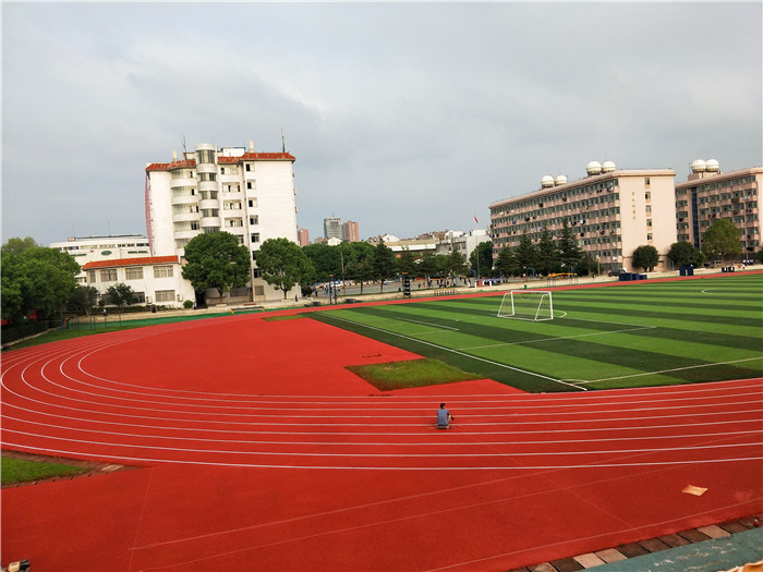 塑胶跑道半场